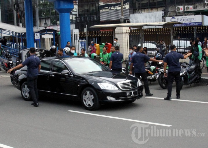 Presiden Jokowi Bagikan Sembako untuk Ojol dan PKL