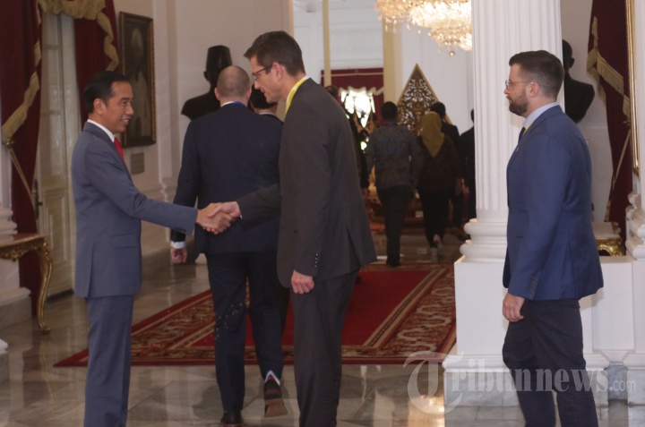 Presiden Joko Widodo (kiri)menyambut delegasi EU-ASEAN Business Council di Istana Merdeka, Jakarta, Kamis (28/11/2019). Pertemuan itu membahas sejulah peluang kerjasama ekonomi kedua pihak. 