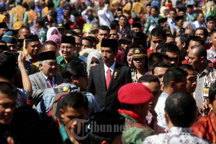 Presiden Jokowi Dikelilingi Ribuan Warga Muhammadiyah