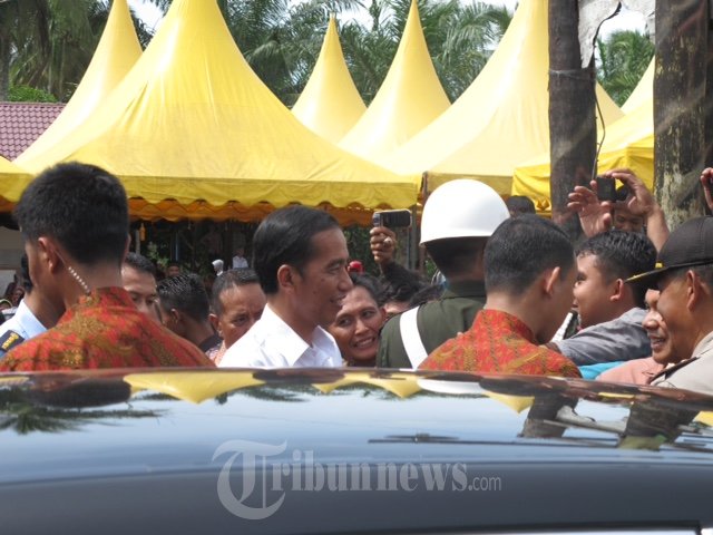 Presiden Jokowi dan Ibu Negara Bagi-Bagi Sembako di Aceh