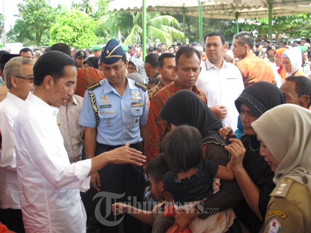 Presiden Jokowi dan Ibu Negara Bagi-Bagi Sembako di Aceh