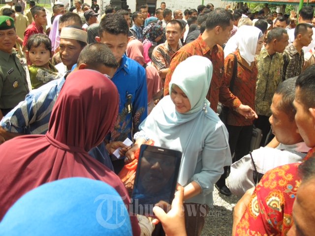 Presiden Jokowi dan Ibu Negara Bagi-Bagi Sembako di Aceh
