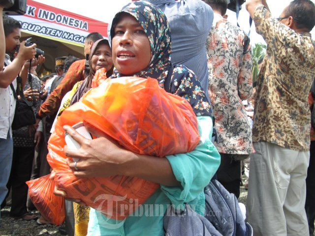 Presiden Jokowi dan Ibu Negara Bagi-Bagi Sembako di Aceh