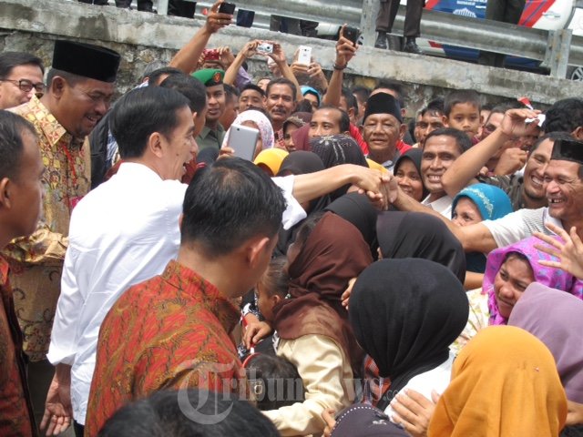 Presiden Jokowi dan Ibu Negara Kunjungi Kampung Nelayan Aceh
