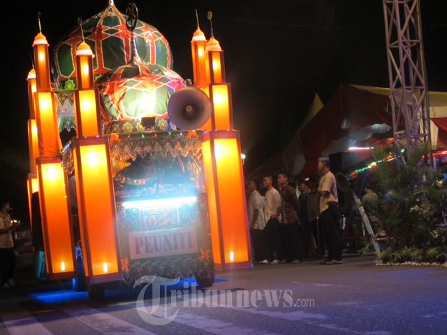 Presiden Jokowi dan Ibu Negara Malam Takbiran di Aceh