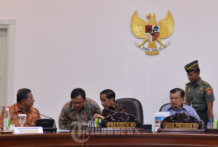 Presiden Jokowi Didampingi Jusuf Kalla Pimpin Ratas Dana Bansos