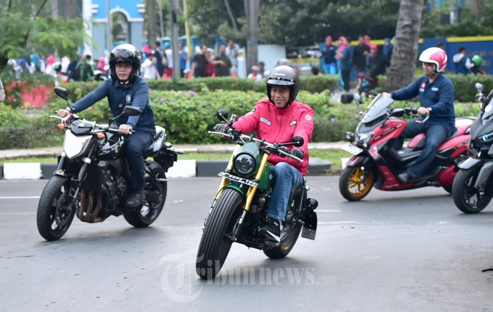 Presiden Jokowi Kendarai Motor