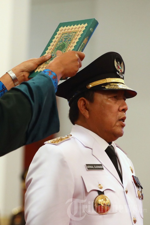Gubernur Lampung, Arinal Djunaidi membacakan sumpah saat dilantik di Istana Negara, Jakarta Pusat, Rabu (12/6/2019). Presiden Joko Widodo melantik Arinal Djunaidi dan Chusnunia Chalim menjadi Gubernur dan Wakil Gubernur Lampung periode 2019-2024. 