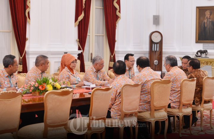 Presiden Jokowi Menerima Direksi BPJS di Istana