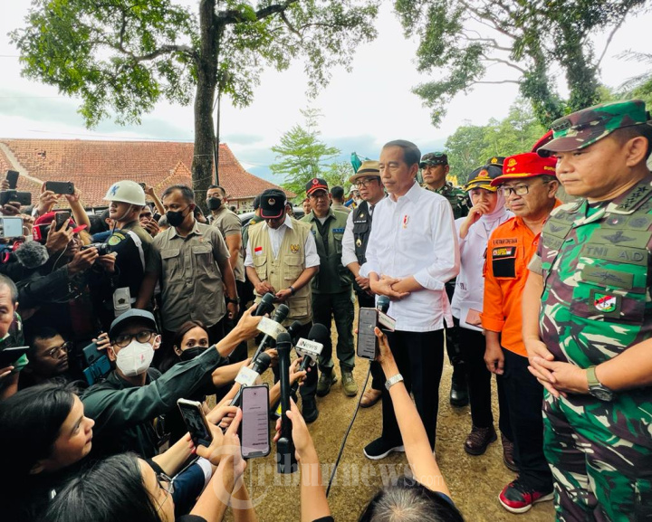 Presiden Jokowi Meninjau Langsung Lokasi Gempa Bumi Cianjur