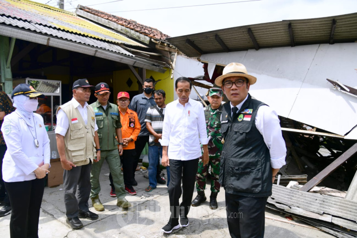 Presiden Jokowi Meninjau Langsung Lokasi Gempa Bumi Cianjur