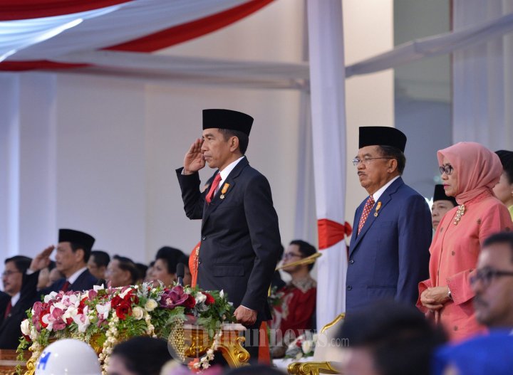 Upacara penurunan bendera HUT RI ke-70 di Istana Negara, Senin (17/8/2015) telah selesai dengan rapi dan lancar. Presiden Joko Widodo (Jokowi) dan Ibu Negara Iriana, serta Wakil Presiden Jusuf Kalla dan istrinya Mufidah, nampak khidmat mengikuti seluruh prosesi upacara.