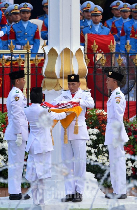Presiden Jokowi Menjadi Inspektur Upacara Penurunan Bendera