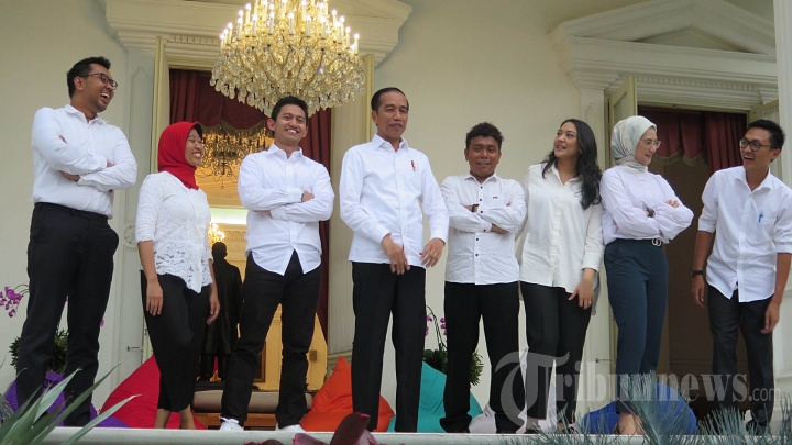 Presiden Joko Widodo alias Jokowi bersama ketujuh staf khusus presiden yang ditujuknya dari kalangan milenial