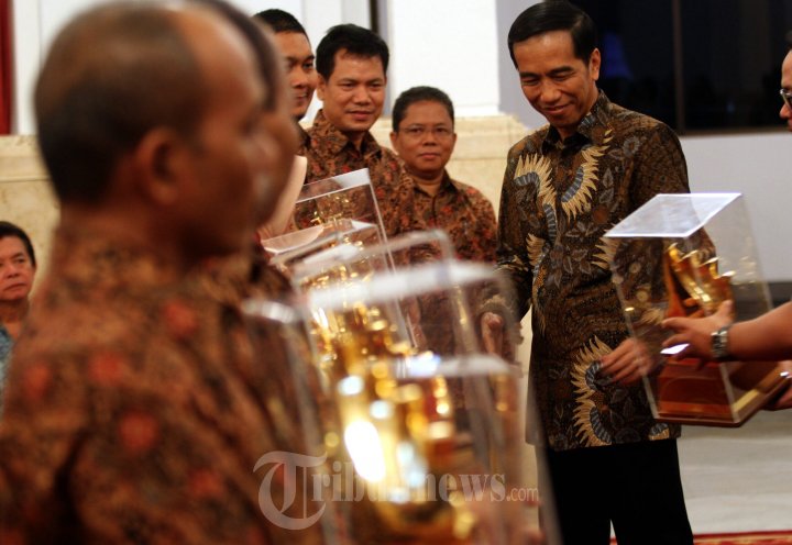 Presiden Jokowi Serahkan Penghargaan Produktivitas Paramakarya