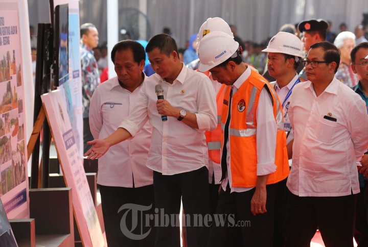 Presiden Jokowi Tinjau Jalan Layang Kereta Api Medan