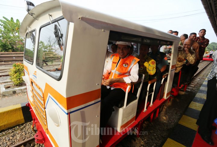 Presiden Jokowi Tinjau Jalan Layang Kereta Api Medan