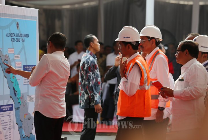 Presiden Jokowi Tinjau Jalan Layang Kereta Api Medan
