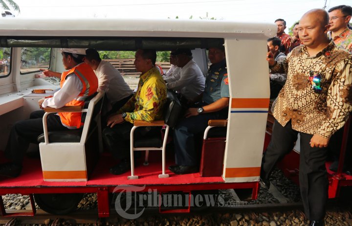 Presiden Jokowi Tinjau Jalan Layang Kereta Api Medan