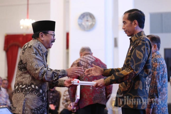 Presiden Serahkan Dokumen DIPA 2017 dan Anugerah Dana Rakca 2016