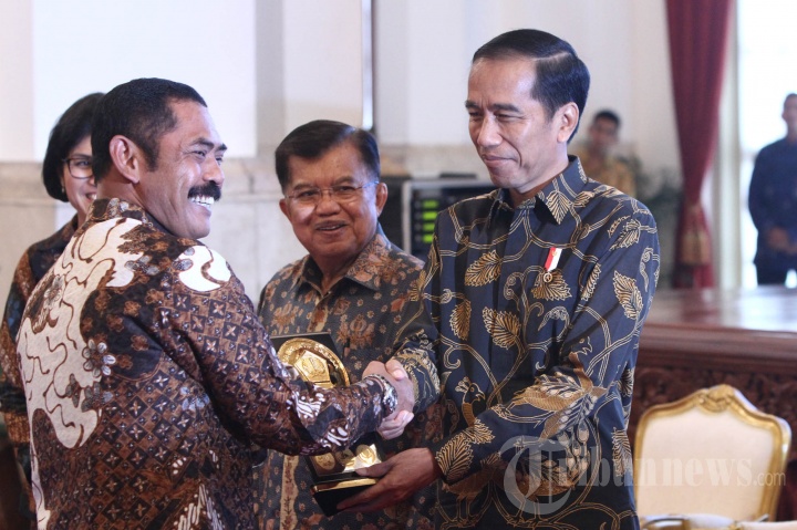 Presiden Serahkan Dokumen DIPA 2017 dan Anugerah Dana Rakca 2016