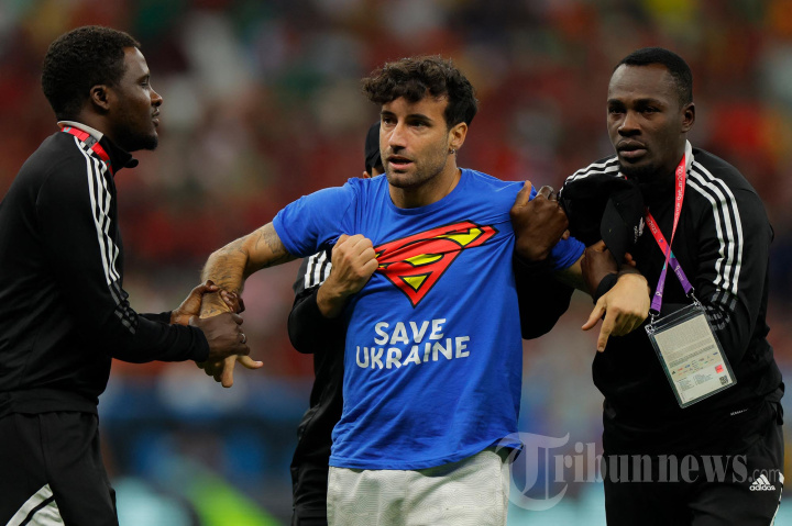 Pria Pakai Baju Save Ukraine Nekat Masuk Lapangan Bola