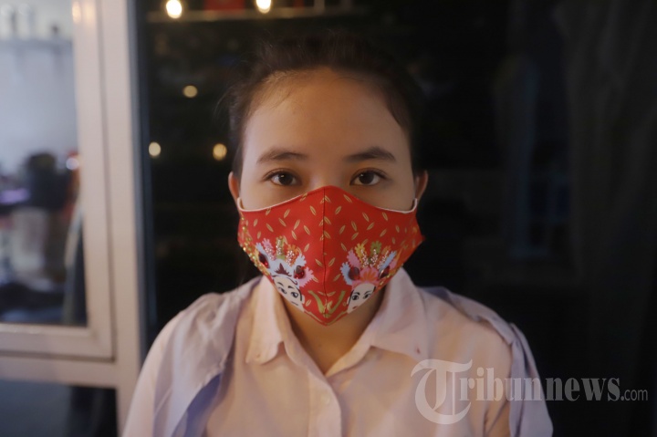 Pengrajin Masker Batik di Butik Elemwe