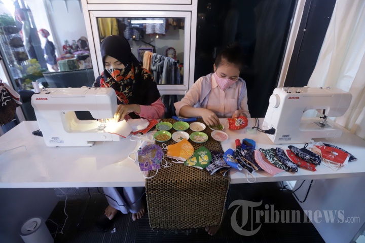 Pengrajin Masker Batik di Butik Elemwe