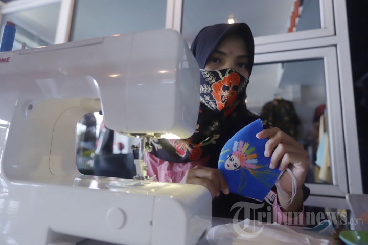 Pengrajin Masker Batik di Butik Elemwe