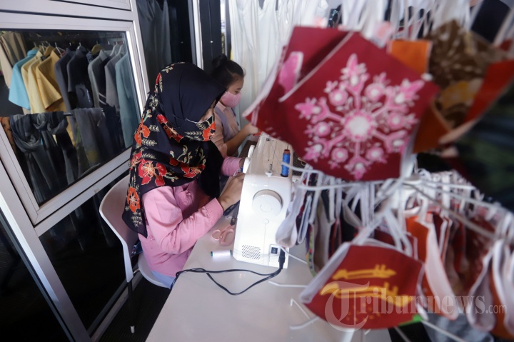 Pengrajin Masker Batik di Butik Elemwe