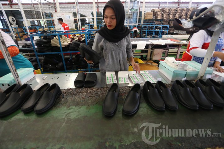 Produksi Sepatu Bata Jelang Lebaran