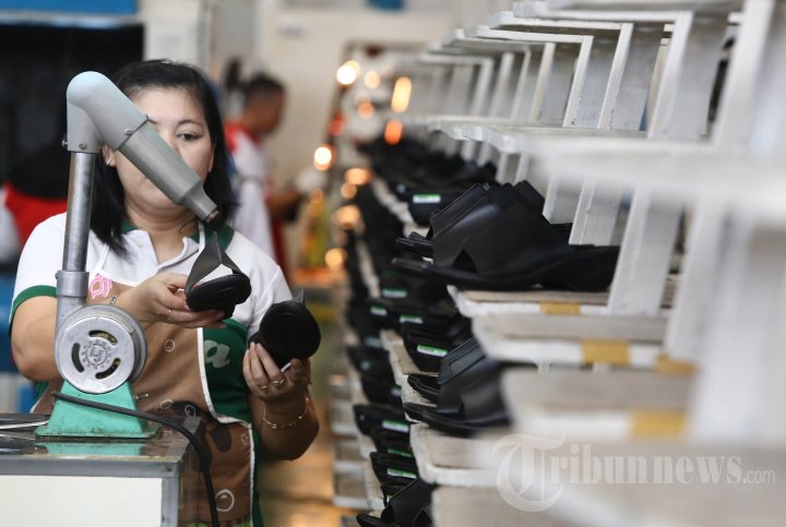 Produksi Sepatu Bata Jelang Lebaran
