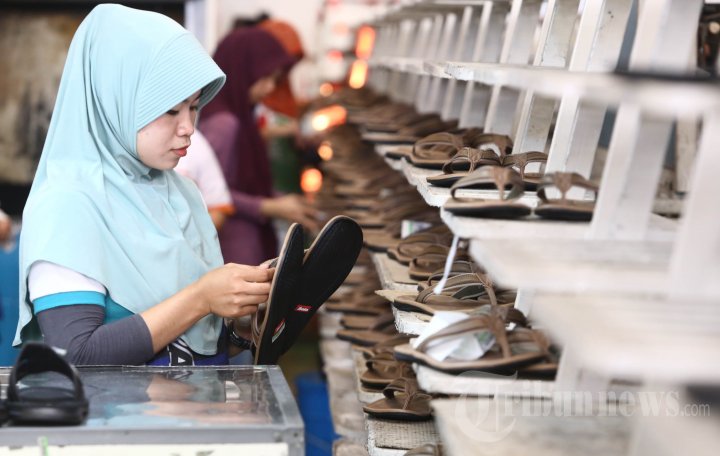 Produksi Sepatu Bata Jelang Lebaran
