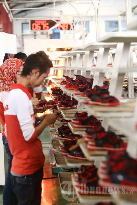 Produksi Sepatu Bata Jelang Lebaran