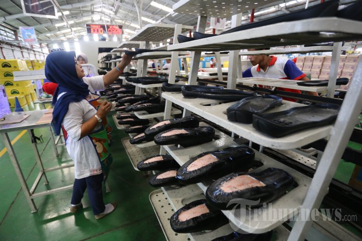 Produksi Sepatu Bata Jelang Lebaran