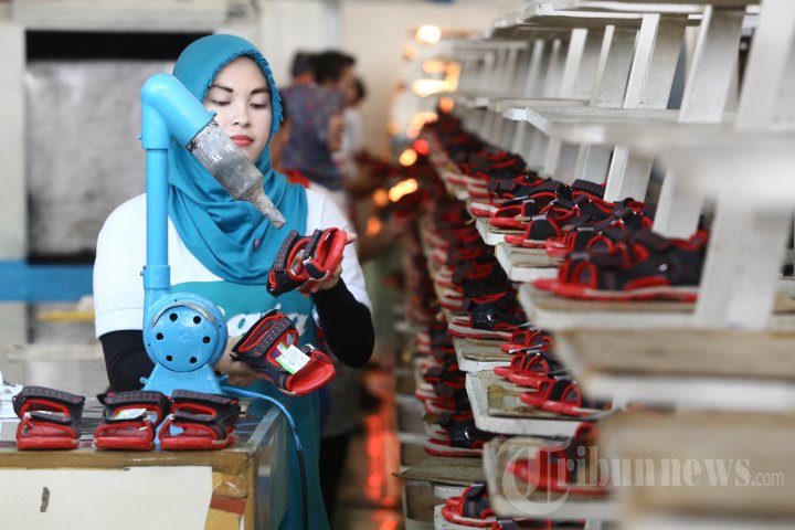 Produksi Sepatu Bata Jelang Lebaran
