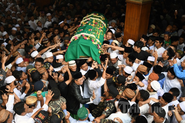 Prosesi Pemakaman Gus Sholah