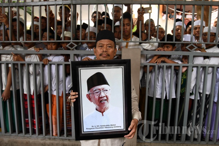 Prosesi Pemakaman Gus Sholah