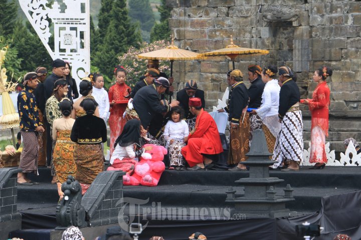 Prosesi Pemotongan Rambut Gembel di Candi Arjuna Dieng