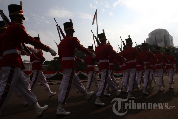 Prosesi Serah Terima Pergantian Pasukan Jaga Istana