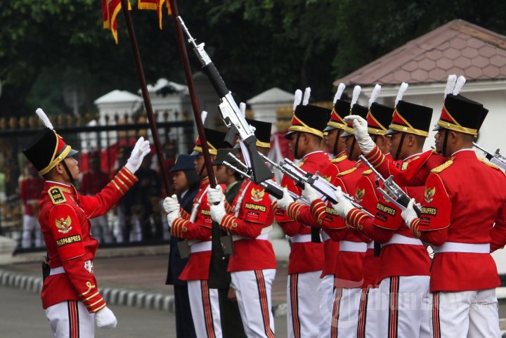 Prosesi Serah Terima Pergantian Pasukan Jaga Istana