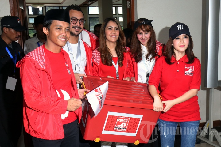 Giring Nidji Bersama Jajaran Pengurus Cantik PSI, Serahkan Berkas Verifikasi ke KPU