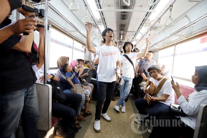 PT KCI Sambut Hari Pelanggan Nasional Lewat Musik