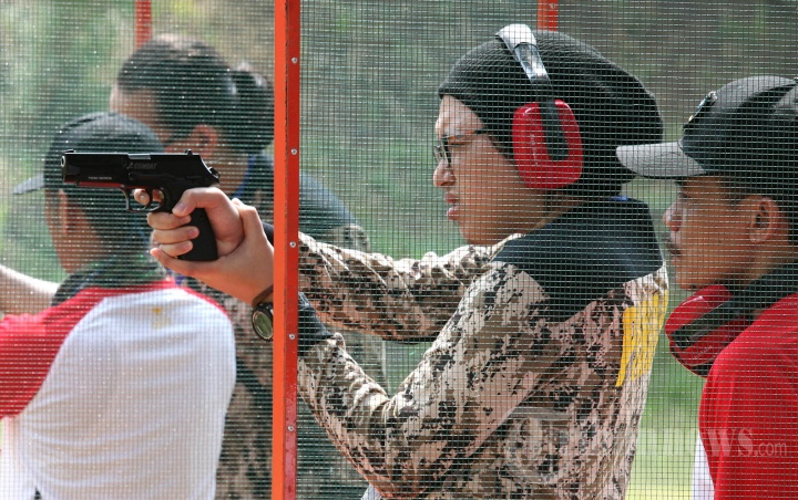 PT Pindad Gelat Lomba Menembak Antar Wartawan