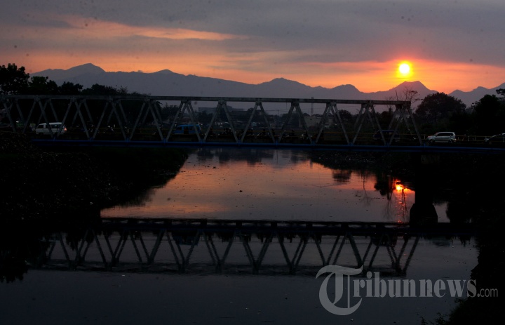 Pulang Kerja Melintas di Jembatan Sungai Citarum