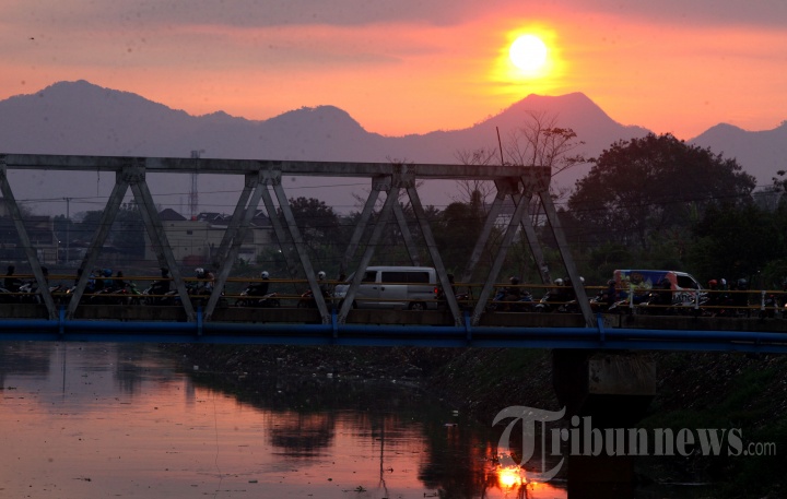 Pulang Kerja Melintas di Jembatan Sungai Citarum