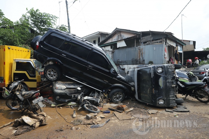 Puluhan Mobil Ringsek Diterjang Banjir di Pondok Gede