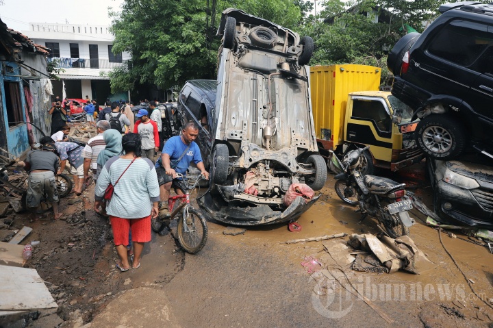 Puluhan Mobil Ringsek Diterjang Banjir di Pondok Gede