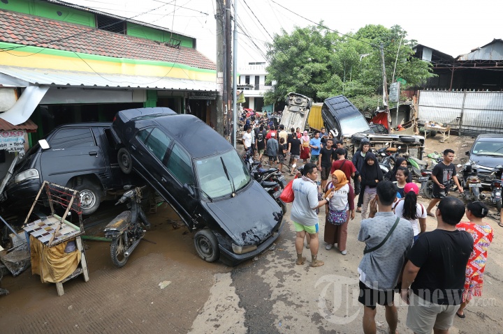 Puluhan Mobil Ringsek Diterjang Banjir di Pondok Gede
