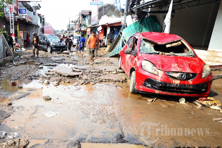 Puluhan Mobil Ringsek Diterjang Banjir di Pondok Gede